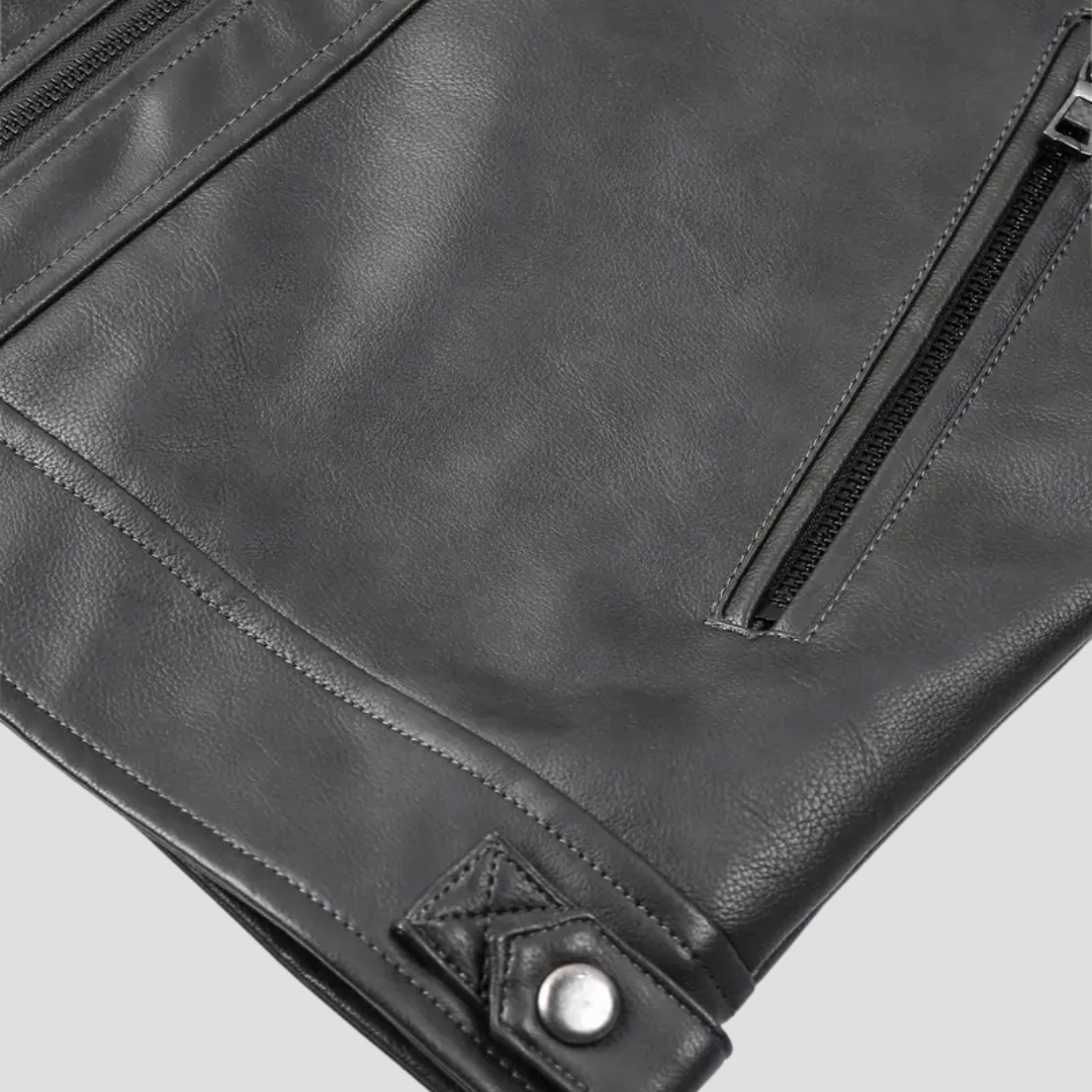 "Veste motard rétro pour homme en similicuir noir avec col montant et poches zippées, élégante et ajustée."