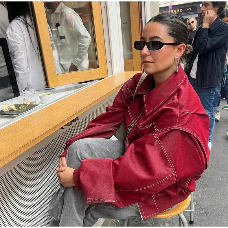 "Veste oversize en cuir rouge pour femmes, style audacieux, coupe ample et chic, idéale pour affirmer son style."