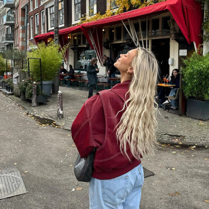 "Veste oversize en cuir rouge pour femmes, style audacieux, coupe ample et chic, idéale pour affirmer son style."