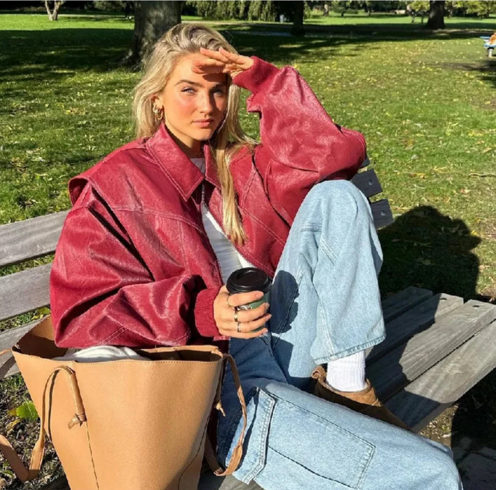 "Veste oversize en cuir rouge pour femmes, style audacieux, coupe ample et chic, idéale pour affirmer son style."