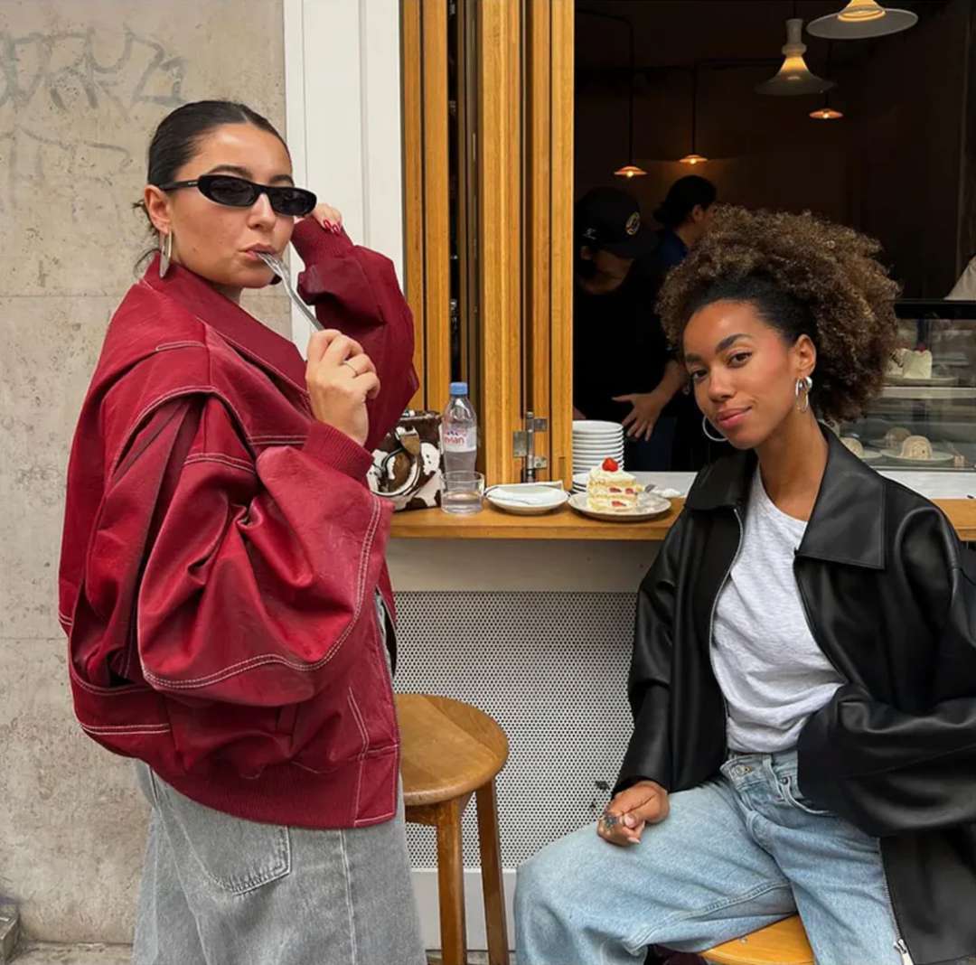 "Veste oversize en cuir rouge pour femmes, style audacieux, coupe ample et chic, idéale pour affirmer son style."