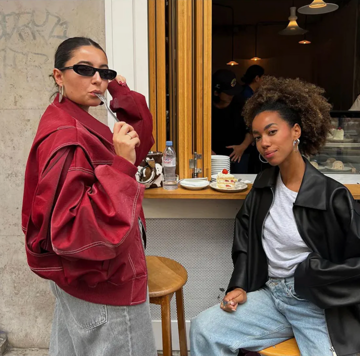 "Veste oversize en cuir rouge pour femmes, style audacieux, coupe ample et chic, idéale pour affirmer son style."