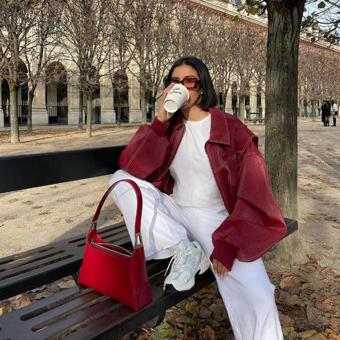 "Veste oversize en cuir rouge pour femmes, style audacieux, coupe ample et chic, idéale pour affirmer son style."