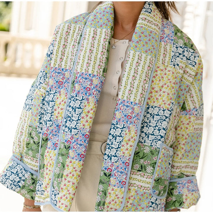 "Veste patchwork femme élégante rose et vert, coupe décontractée, détails distinctifs, parfaite pour mode contemporaine."