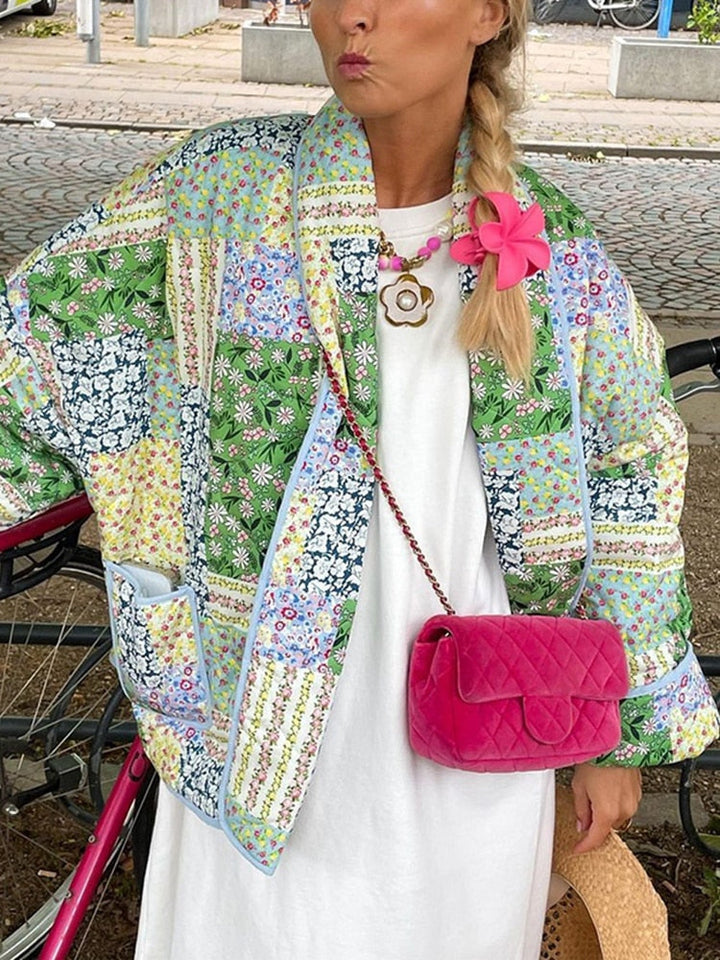 "Veste patchwork femme élégante rose et vert, coupe décontractée, détails distinctifs, parfaite pour mode contemporaine."