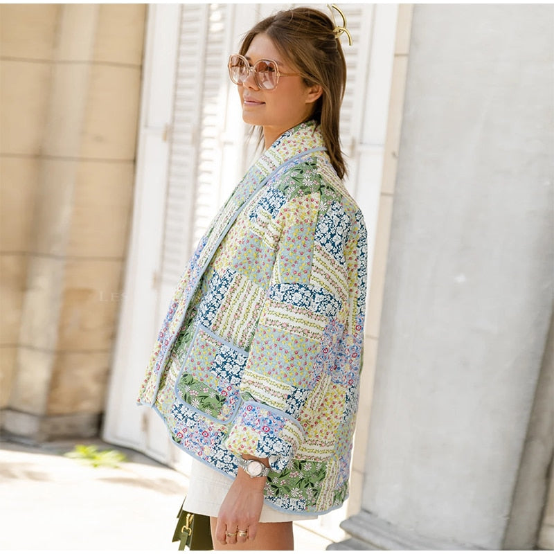 "Veste patchwork femme élégante rose et vert, coupe décontractée, détails distinctifs, parfaite pour mode contemporaine."