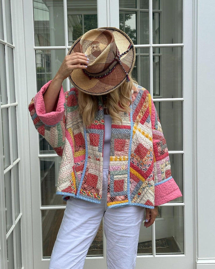 "Veste patchwork femme élégante rose et vert, coupe décontractée, détails distinctifs, parfaite pour mode contemporaine."