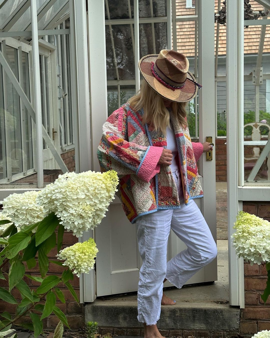 "Veste patchwork femme élégante rose et vert, coupe décontractée, détails distinctifs, parfaite pour mode contemporaine."