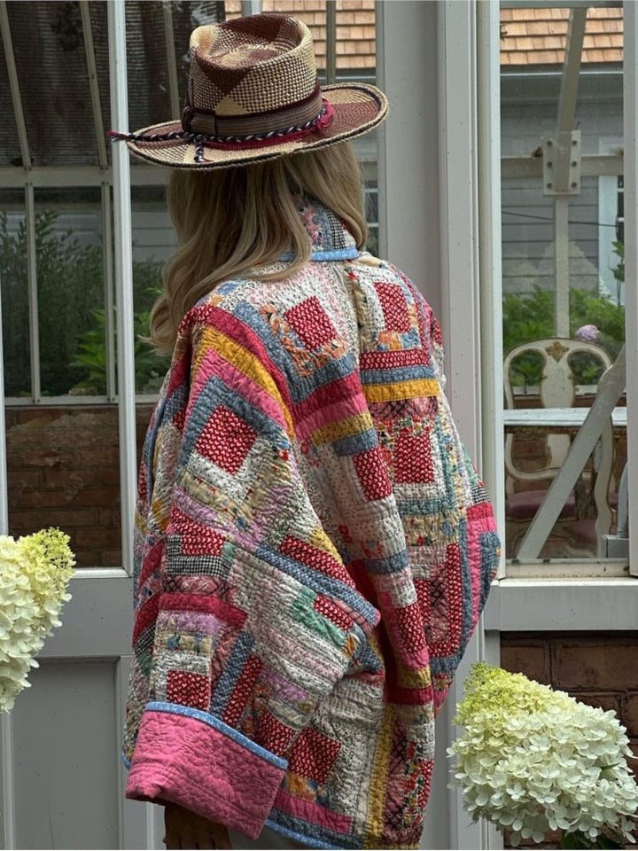 "Veste patchwork femme élégante rose et vert, coupe décontractée, détails distinctifs, parfaite pour mode contemporaine."