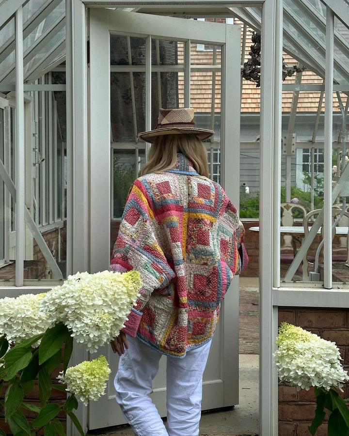 "Veste patchwork femme élégante rose et vert, coupe décontractée, détails distinctifs, parfaite pour mode contemporaine."