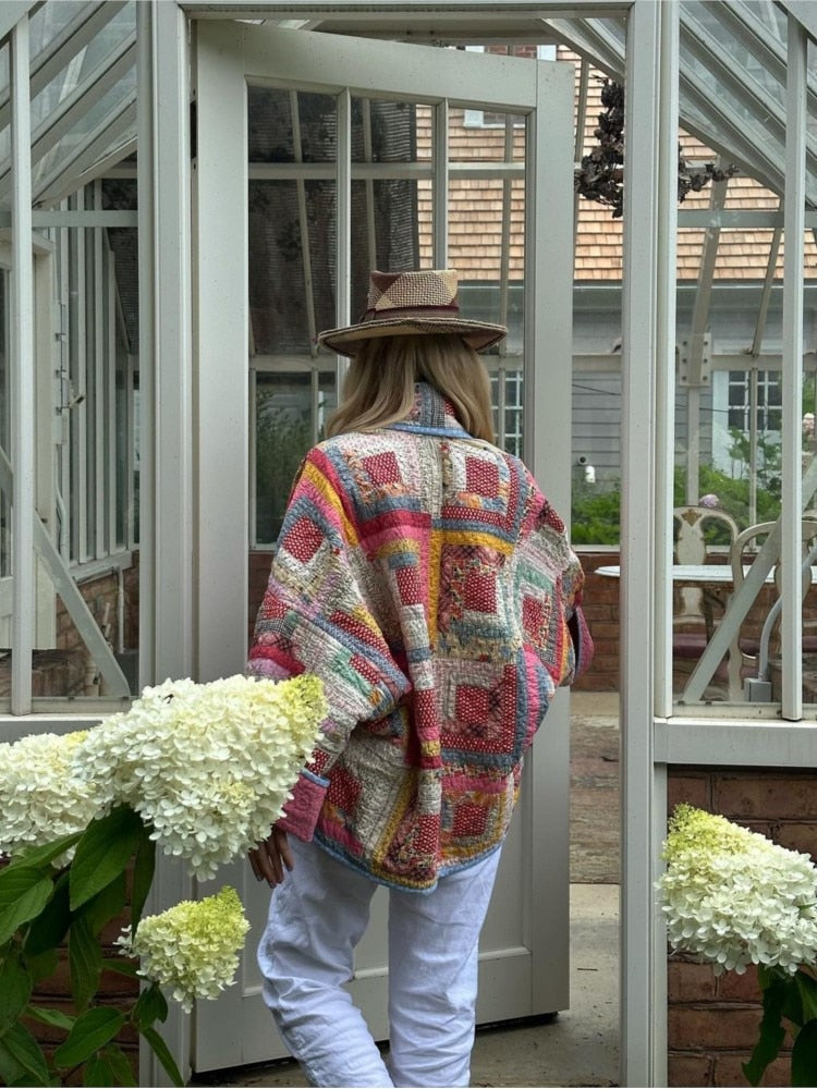 "Veste patchwork femme élégante rose et vert, coupe décontractée, détails distinctifs, parfaite pour mode contemporaine."