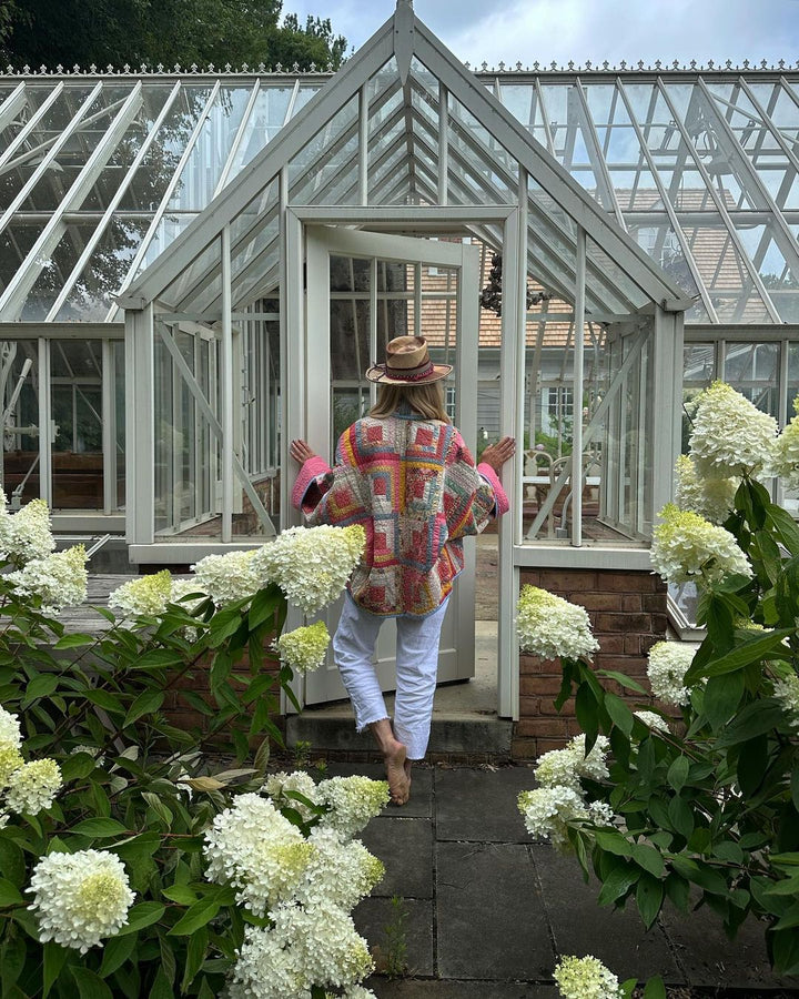 "Veste patchwork femme élégante rose et vert, coupe décontractée, détails distinctifs, parfaite pour mode contemporaine."