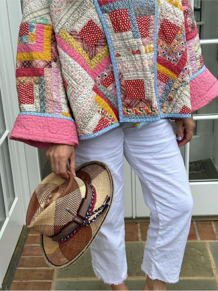 "Veste patchwork femme élégante rose et vert, coupe décontractée, détails distinctifs, parfaite pour mode contemporaine."