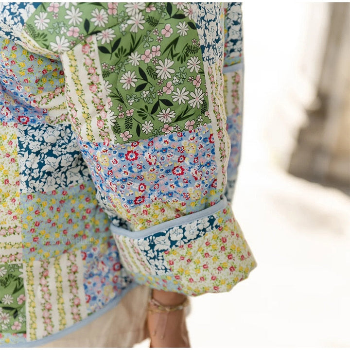 "Veste patchwork femme élégante rose et vert, coupe décontractée, détails distinctifs, parfaite pour mode contemporaine."