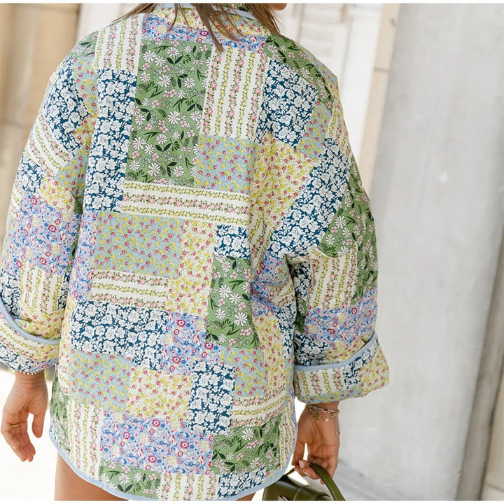 "Veste patchwork femme élégante rose et vert, coupe décontractée, détails distinctifs, parfaite pour mode contemporaine."