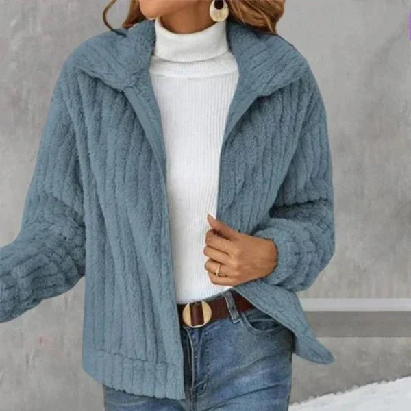 "Veste polaire confortable beige pour homme, douce et élégante, idéale pour toutes occasions et sortie en ville."