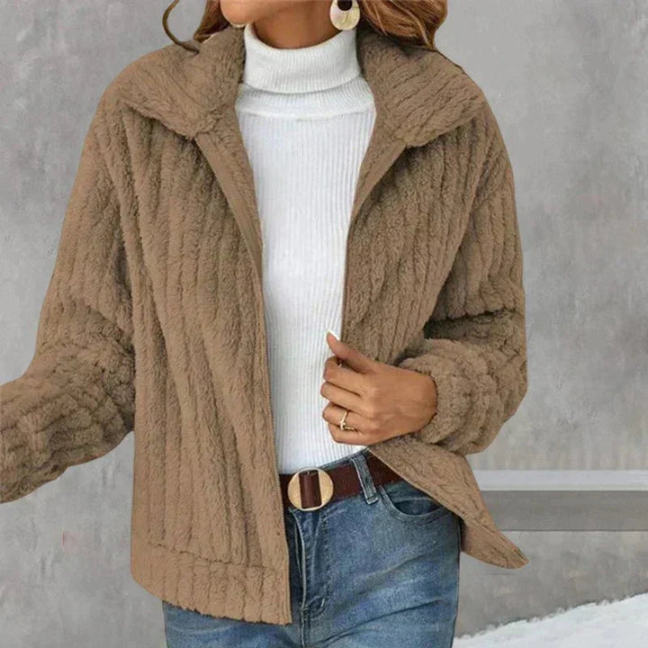 "Veste polaire confortable beige pour homme, douce et élégante, idéale pour toutes occasions et sortie en ville."