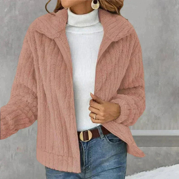"Veste polaire confortable beige pour homme, douce et élégante, idéale pour toutes occasions et sortie en ville."