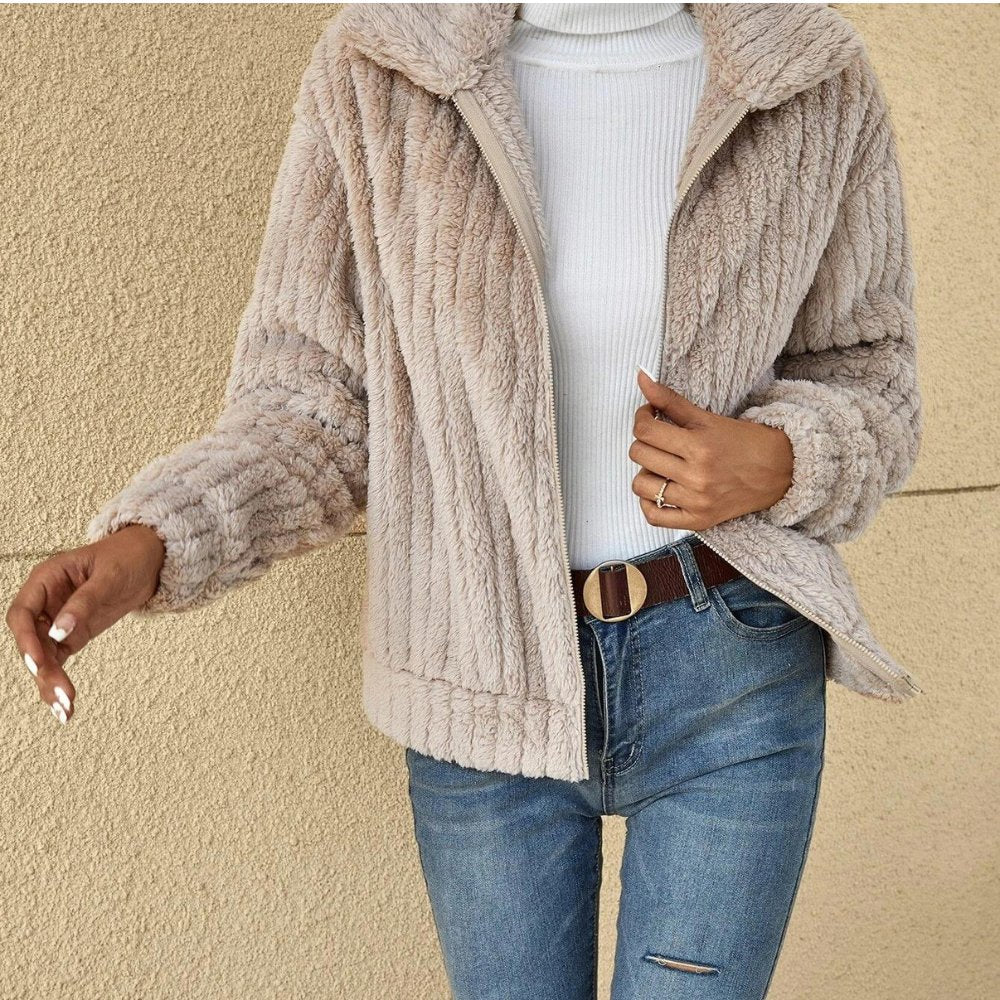 "Veste polaire confortable beige pour homme, douce et élégante, idéale pour toutes occasions et sortie en ville."