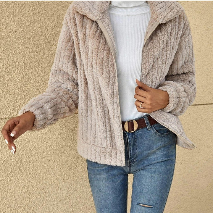 "Veste polaire confortable beige pour homme, douce et élégante, idéale pour toutes occasions et sortie en ville."