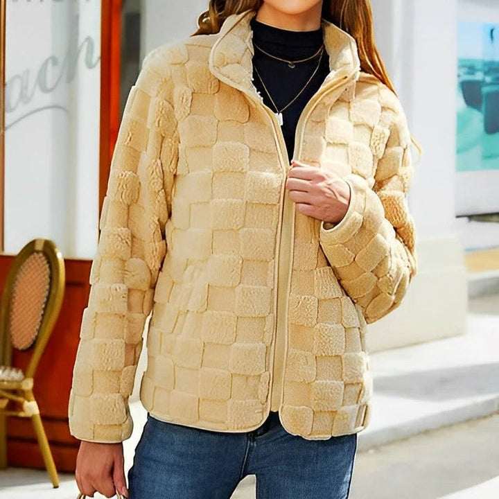 "Veste polaire douce pour homme, fermeture éclair, design moderne épuré, disponible en plusieurs couleurs."