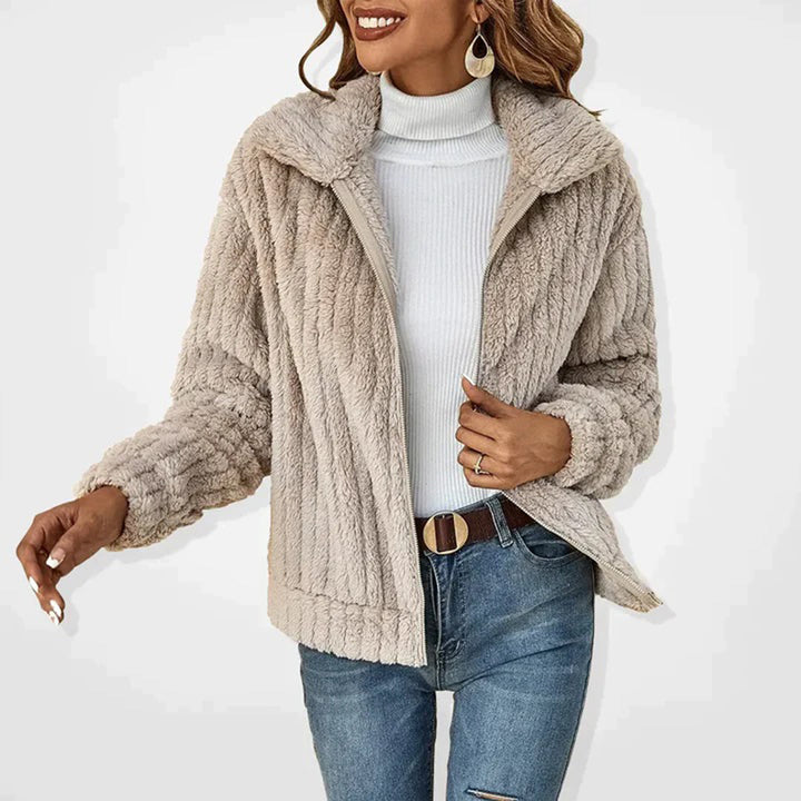 "Veste polaire longue femme, douce et élégante, idéale pour un hiver confortable et tendance, en polaire de qualité."