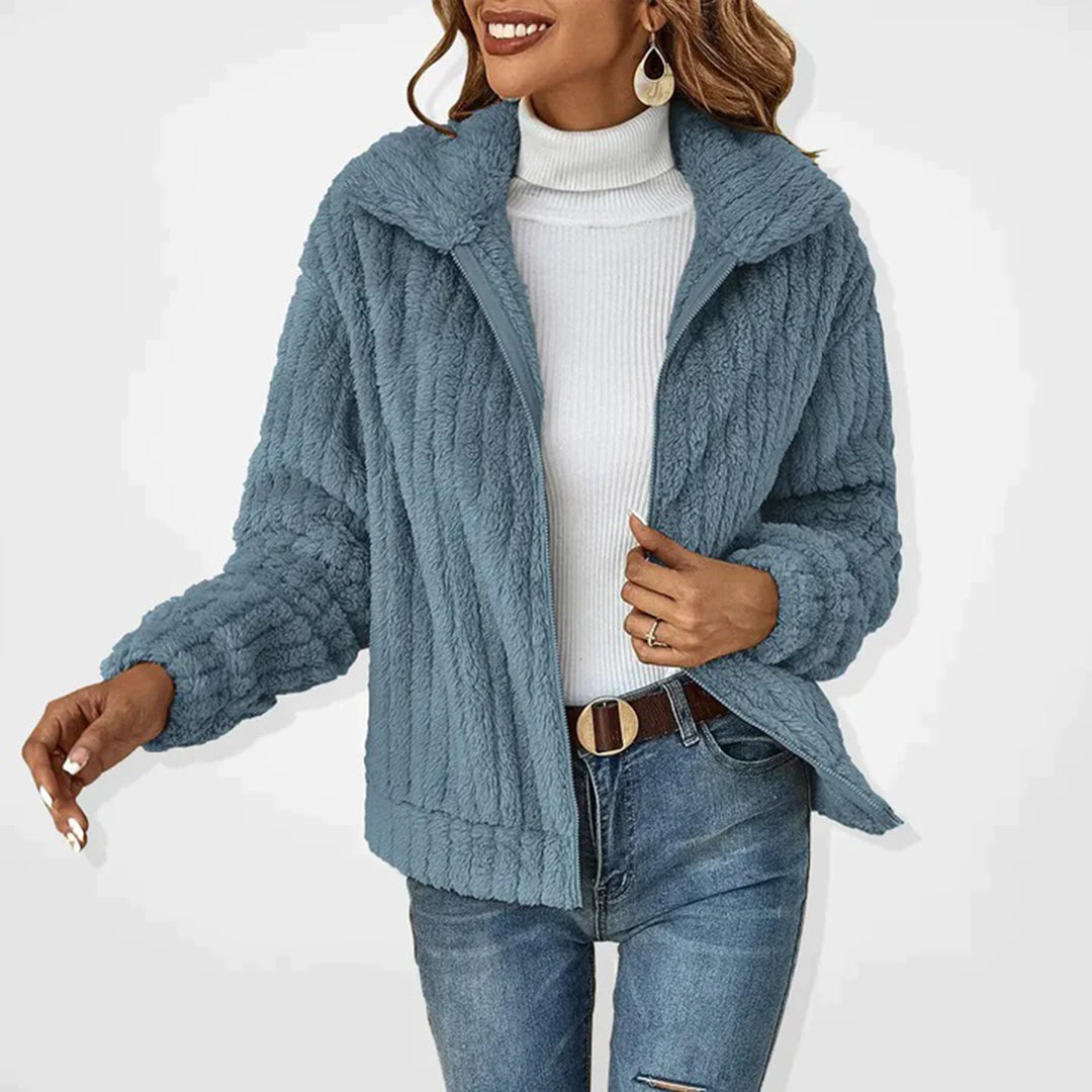 "Veste polaire longue femme, douce et élégante, idéale pour un hiver confortable et tendance, en polaire de qualité."