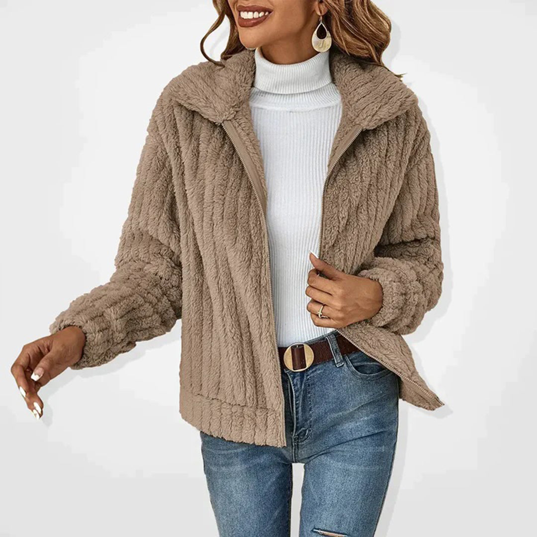 "Veste polaire longue femme, douce et élégante, idéale pour un hiver confortable et tendance, en polaire de qualité."