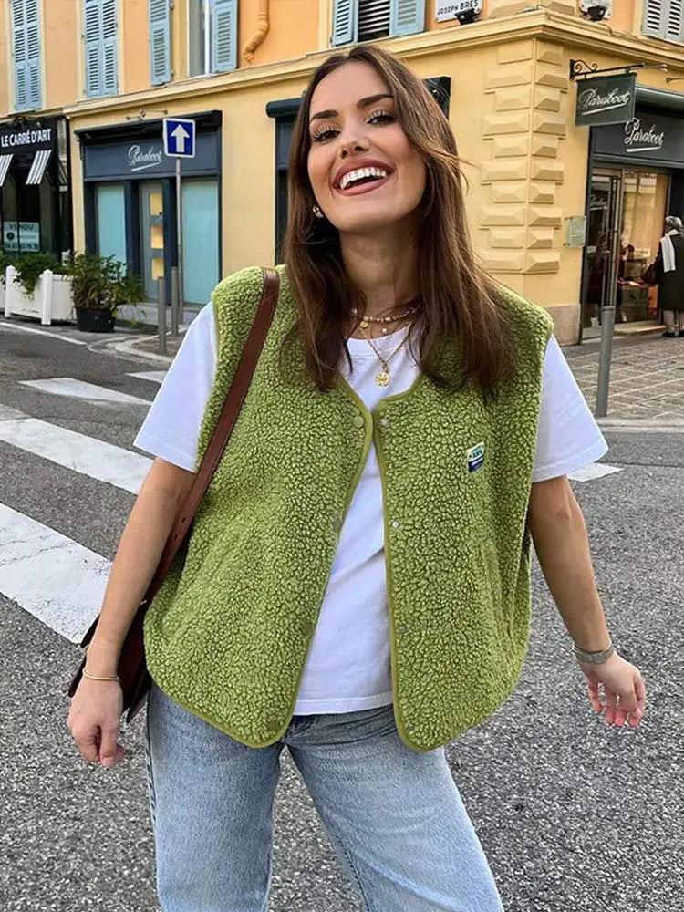 "Veste polaire sans manches femme, gilet doux et élégant pour mi-saison, confort thermique optimal, coloris uni moderne."