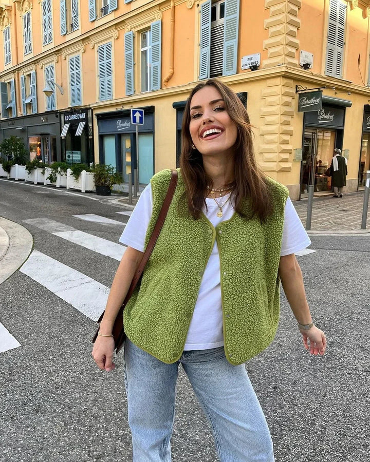 "Veste polaire sans manches femme, gilet doux et élégant pour mi-saison, confort thermique optimal, coloris uni moderne."
