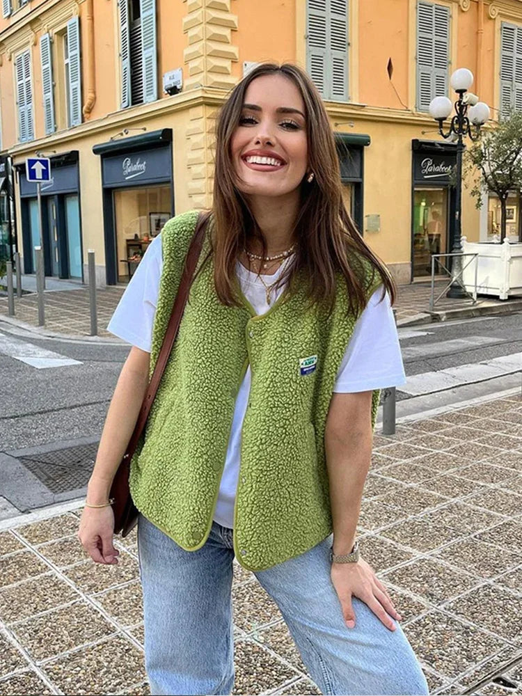 "Veste polaire sans manches femme, gilet doux et élégant pour mi-saison, confort thermique optimal, coloris uni moderne."
