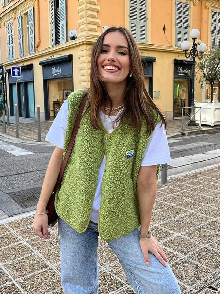 "Veste polaire sans manches femme, gilet doux et élégant pour mi-saison, confort thermique optimal, coloris uni moderne."