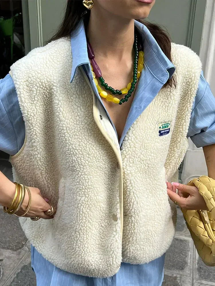 "Veste polaire sans manches femme, gilet doux et élégant pour mi-saison, confort thermique optimal, coloris uni moderne."