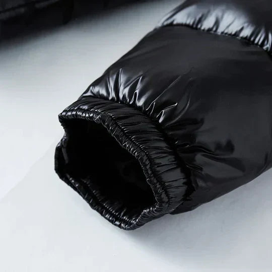 "Veste puffer femme tendance, noire, avec isolation supérieure et coupe moderne pour un hiver stylé et chaleureux."