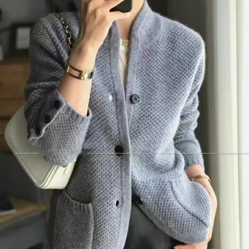 Veste-pull en laine beige, gris et marron, épaisse et chaude, pour femmes, idéale pour hiver froid, style et confort.