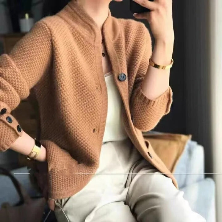 Veste-pull en laine beige, gris et marron, épaisse et chaude, pour femmes, idéale pour hiver froid, style et confort.