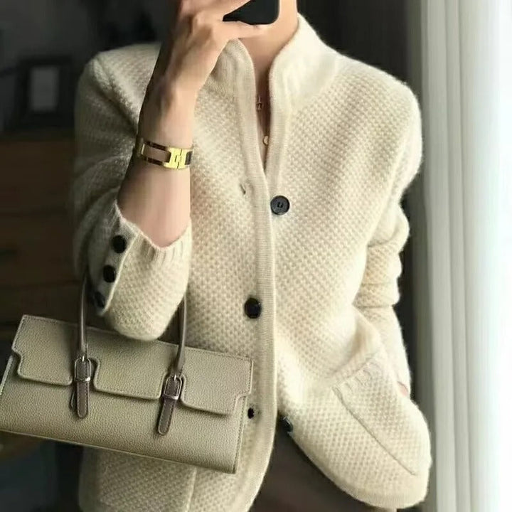 Veste-pull en laine beige, gris et marron, épaisse et chaude, pour femmes, idéale pour hiver froid, style et confort.
