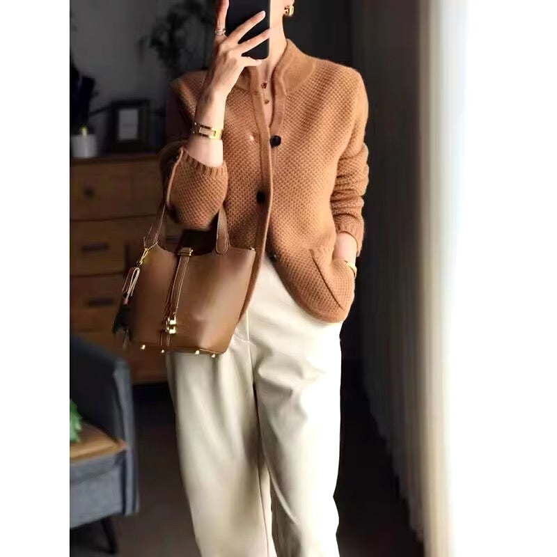 Veste-pull en laine beige, gris et marron, épaisse et chaude, pour femmes, idéale pour hiver froid, style et confort.