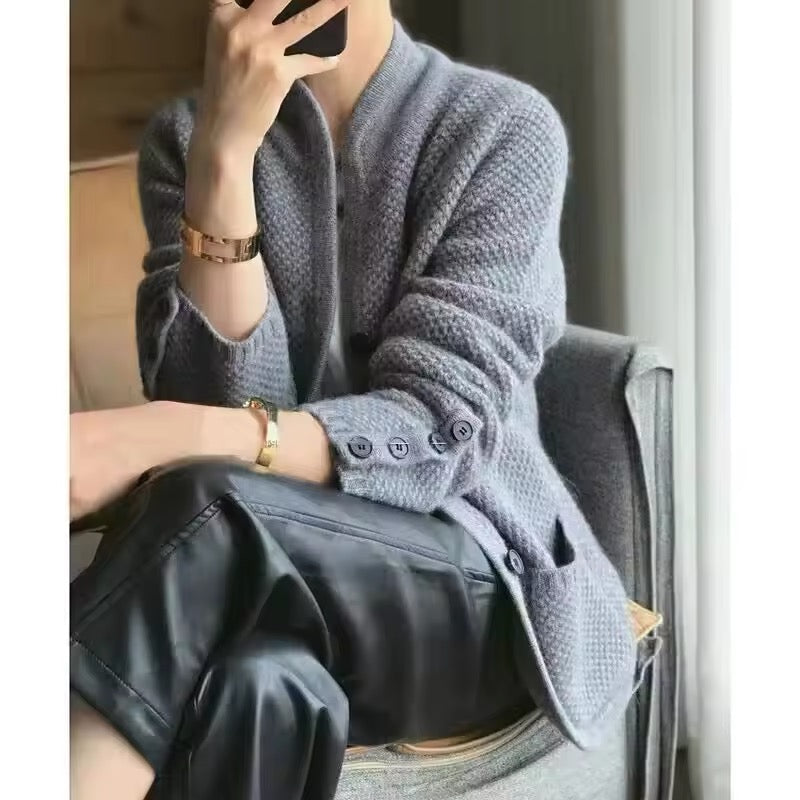 Veste-pull en laine beige, gris et marron, épaisse et chaude, pour femmes, idéale pour hiver froid, style et confort.