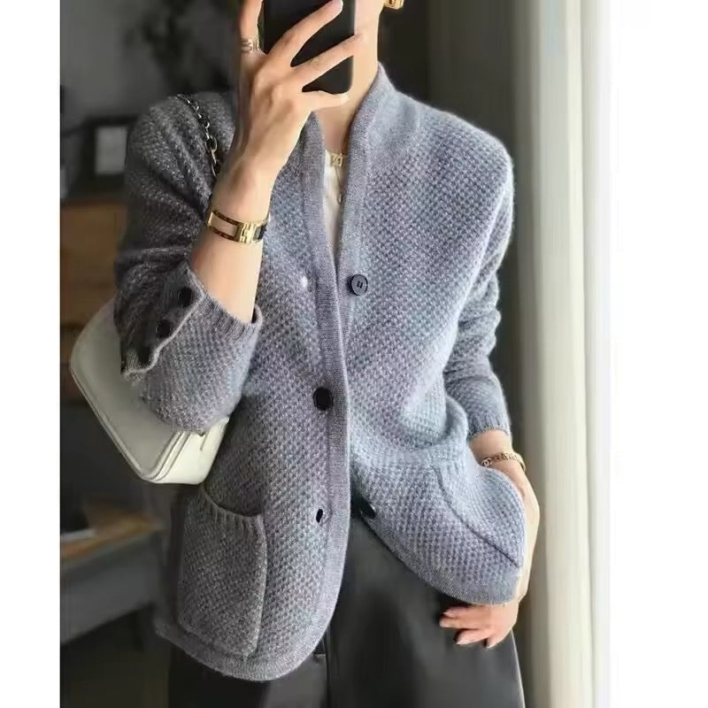 Veste-pull en laine beige, gris et marron, épaisse et chaude, pour femmes, idéale pour hiver froid, style et confort.
