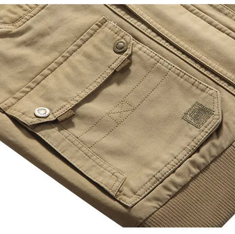 "Veste tactique homme Santino kaki avec multiples poches, résistante et stylée pour aventures en plein air."