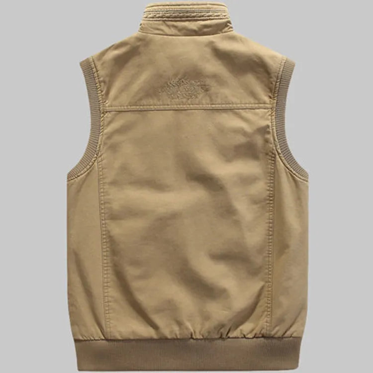"Veste tactique homme Santino kaki avec multiples poches, résistante et stylée pour aventures en plein air."