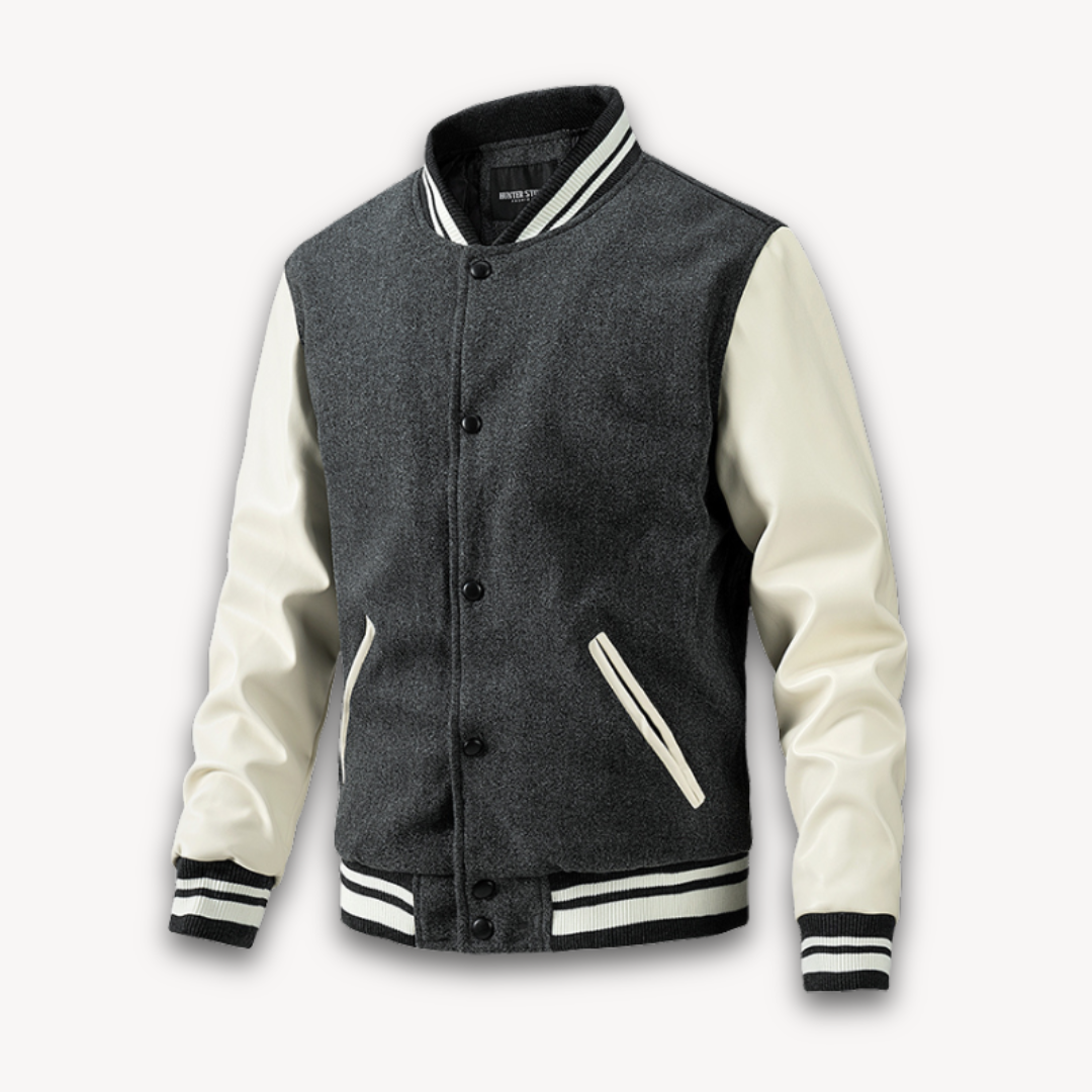 "Veste universitaire homme, manches effet cuir, coupe décontractée, bleu marine, idéale mi-saison, style chic et sportif."