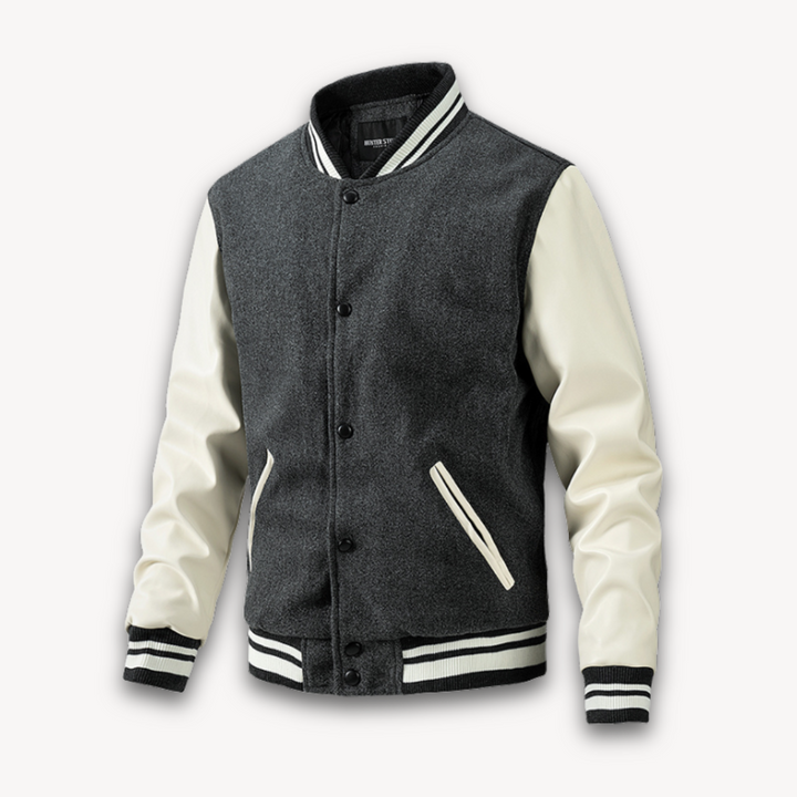 "Veste universitaire homme, manches effet cuir, coupe décontractée, bleu marine, idéale mi-saison, style chic et sportif."