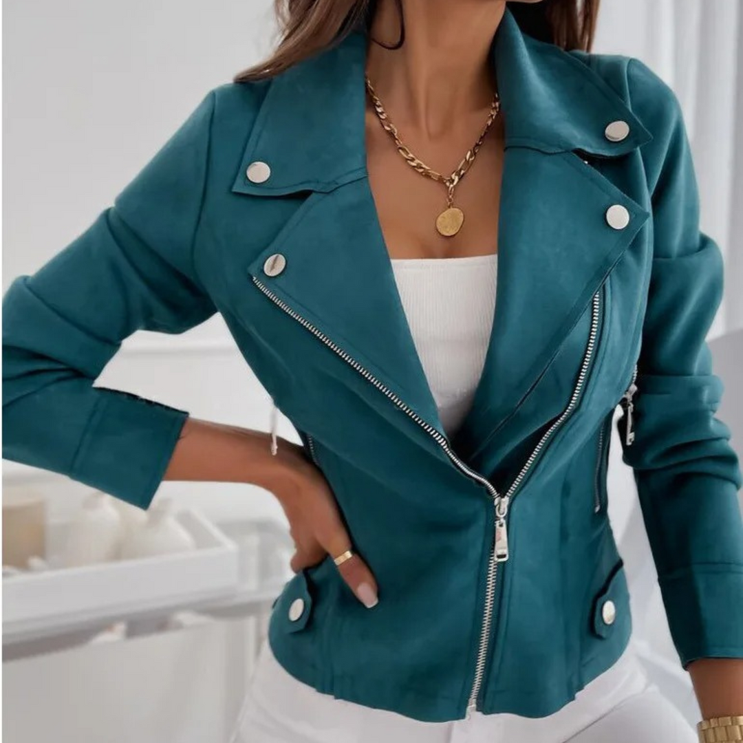 "Veste urbaine chic pour femmes, coupe ajustée, polyester et coton doux, détail sophistiqué, élégante et confortable."