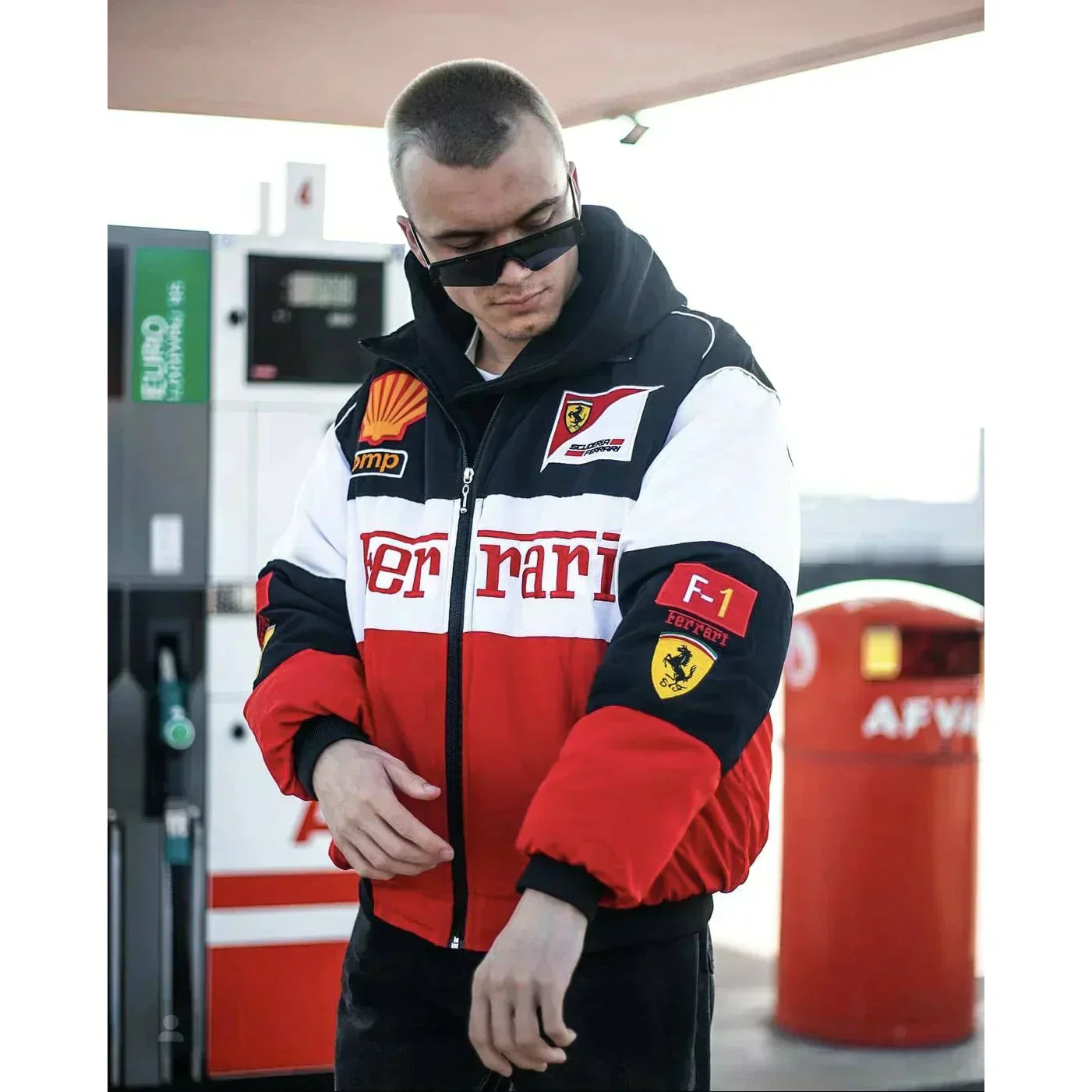 "Veste vintage unisexe rouge racing style Ferrari, design distinctif, inspirée conducteur Formule 1. Pour fans voiture rétro.