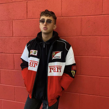 "Veste vintage unisexe rouge racing style Ferrari, design distinctif, inspirée conducteur Formule 1. Pour fans voiture rétro.