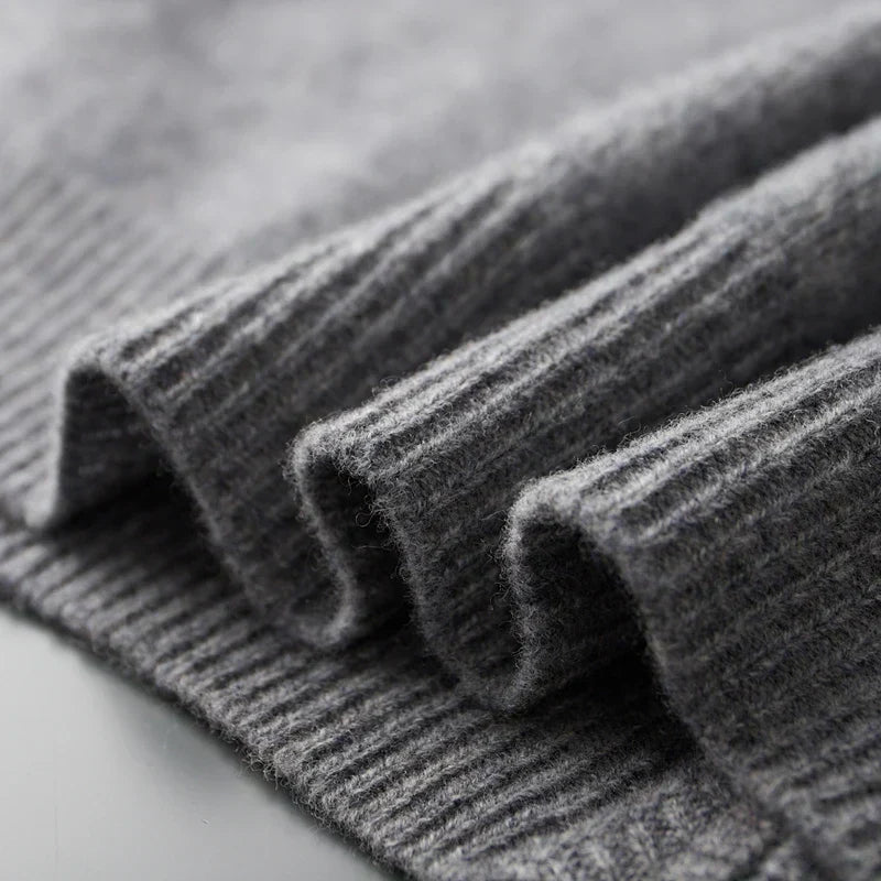 "Veste zippée pour homme en cachemire, élégante et chaleureuse, idéale pour temps frais, facile à combiner et entretenir."