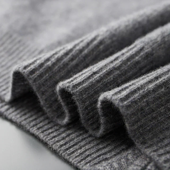 "Veste zippée pour homme en cachemire, élégante et chaleureuse, idéale pour temps frais, facile à combiner et entretenir."