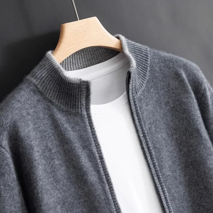 "Veste zippée pour homme en cachemire, élégante et chaleureuse, idéale pour temps frais, facile à combiner et entretenir."